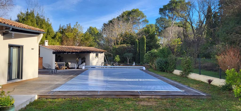 Bâche à barres hybride pour piscines Eden par APF Pool Design